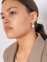 Load image into Gallery viewer, 422dce45-3660-4a37-adce-ad56cbf3d237:1:model:women
