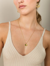 Load image into Gallery viewer, 25bd8c84-bbc5-4a21-a2c2-2ca012290442:3:model:women
