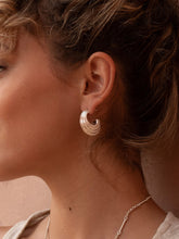 Load image into Gallery viewer, 2a0d07fa-111a-40e9-99c1-158a5cef3b6b:2:model:women
