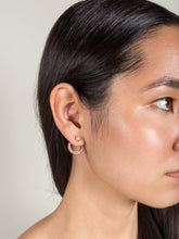 Load image into Gallery viewer, Snaketric disc earrings
