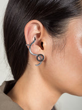 Load image into Gallery viewer, Snaketric ear cuff silver with black diamonds
