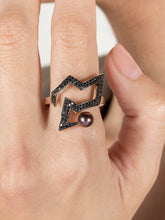 Load image into Gallery viewer, Snaketric edgy ring silver with black diamonds
