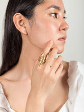 Load image into Gallery viewer, Snaketric ring gold with fancy sapphires
