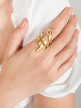 Load image into Gallery viewer, Snaketric ring gold with fancy sapphires

